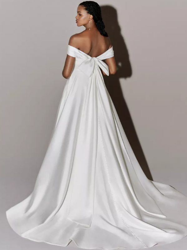 Gaun dengan tali bahu yang diberi aksen pita